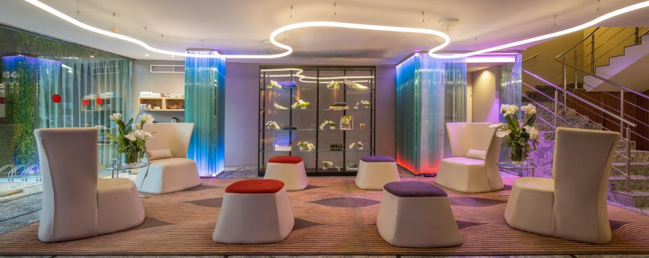 een kamer met witte stoelen en tafels en lampen bij Hotel Sansi Barcelona in Barcelona