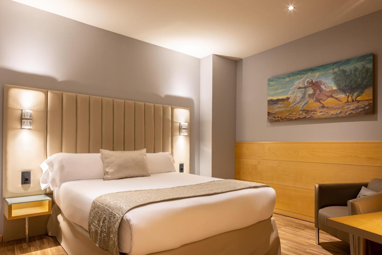 een hotelkamer met een bed en een stoel bij Hotel Sansi Barcelona in Barcelona