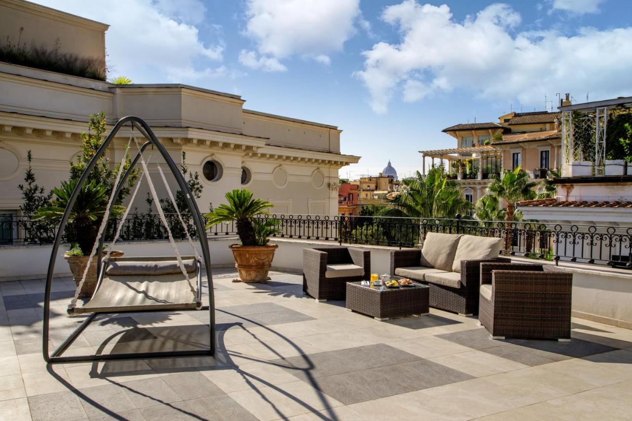 een terras met een bank en een schommel op een balkon bij Donna Laura Palace by OMNIA hotels in Rome