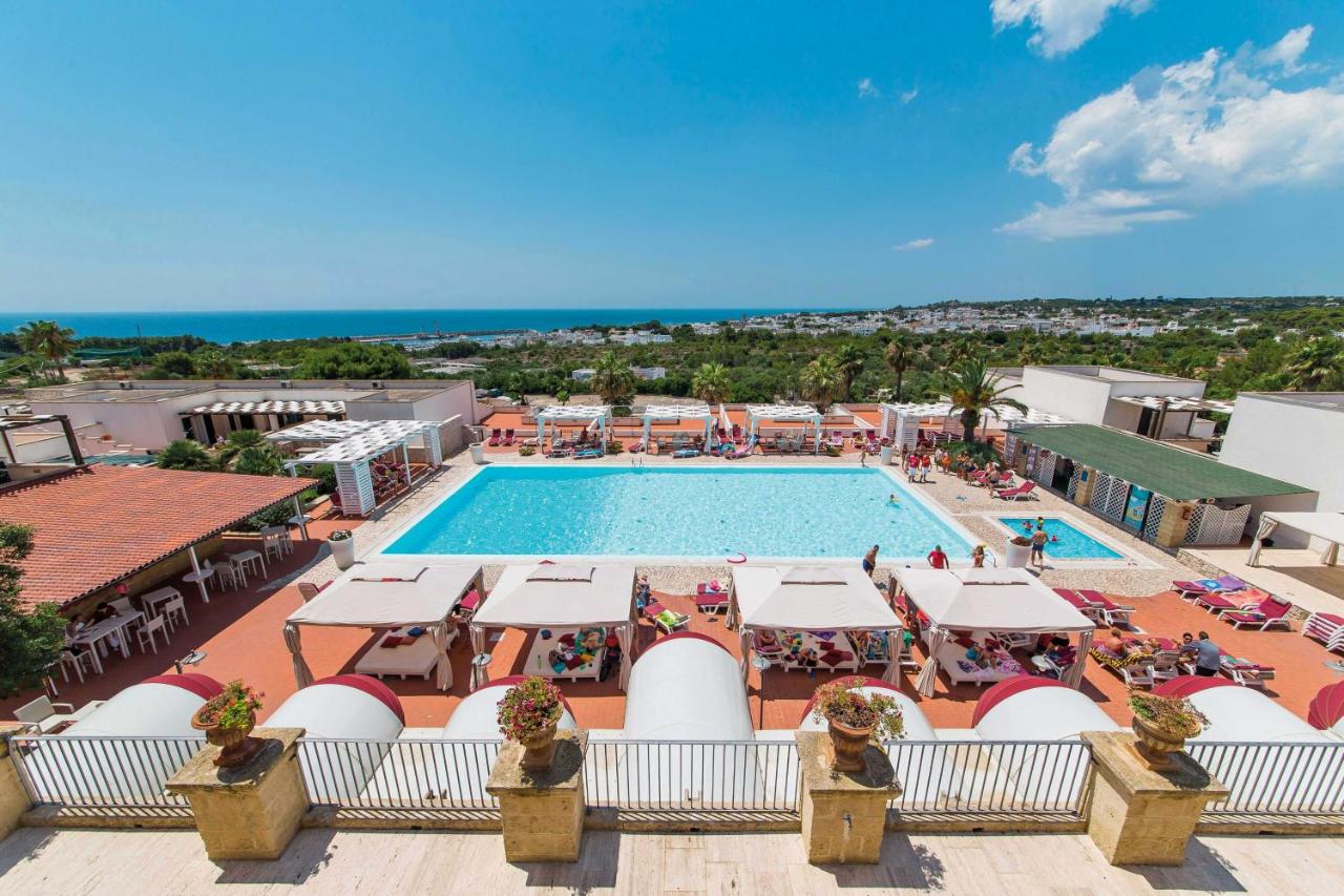 Een luchtfoto van een zwembad in een resort. bij Messapia Hotel & Resort in Marina di Leuca