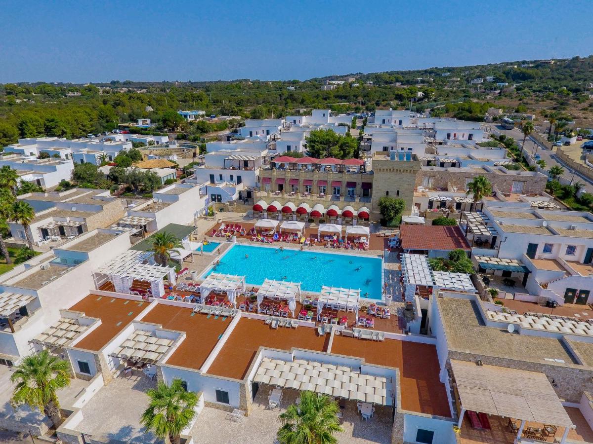 Een luchtfoto van een resort met een zwembad. bij Messapia Hotel & Resort in Marina di Leuca