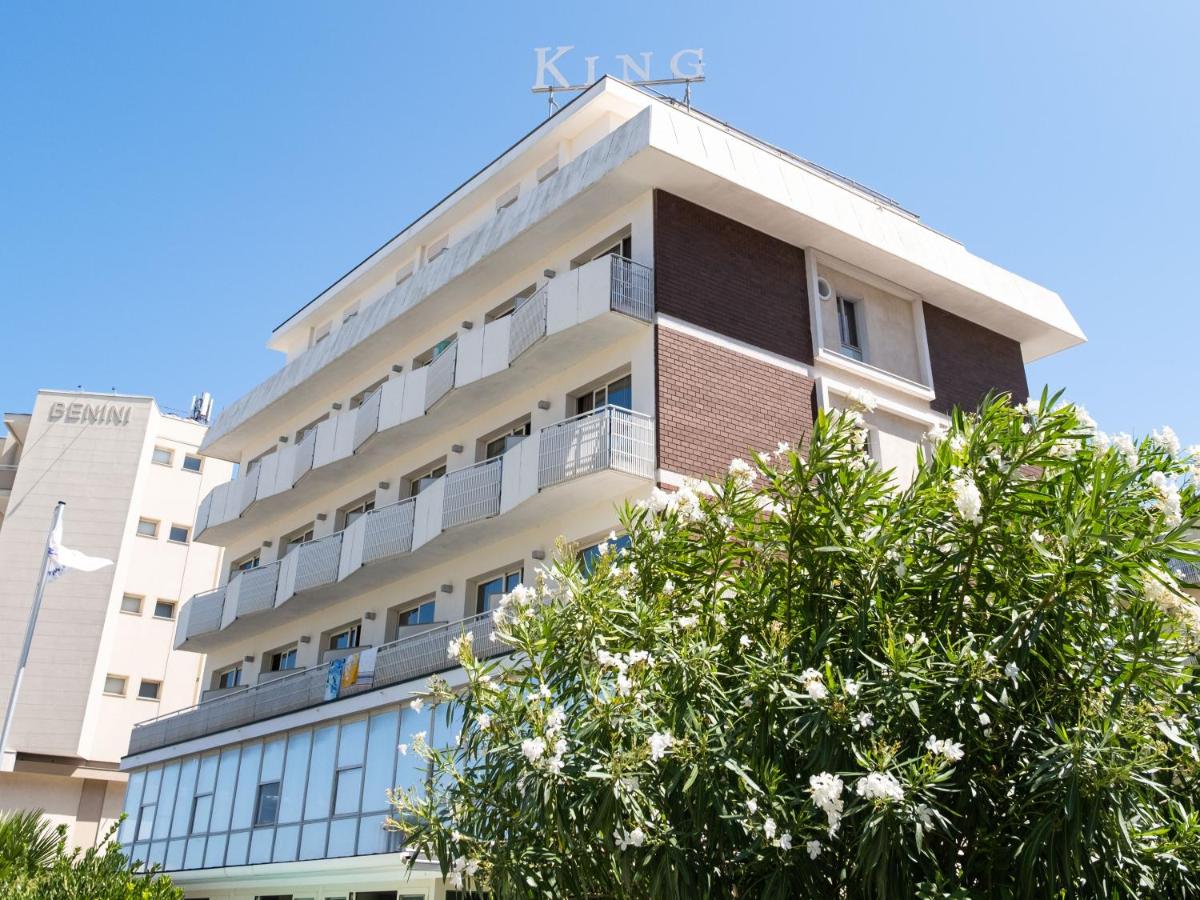 een gebouw met een boom ervoor bij Hotel King - Azzurro Club in Milano Marittima