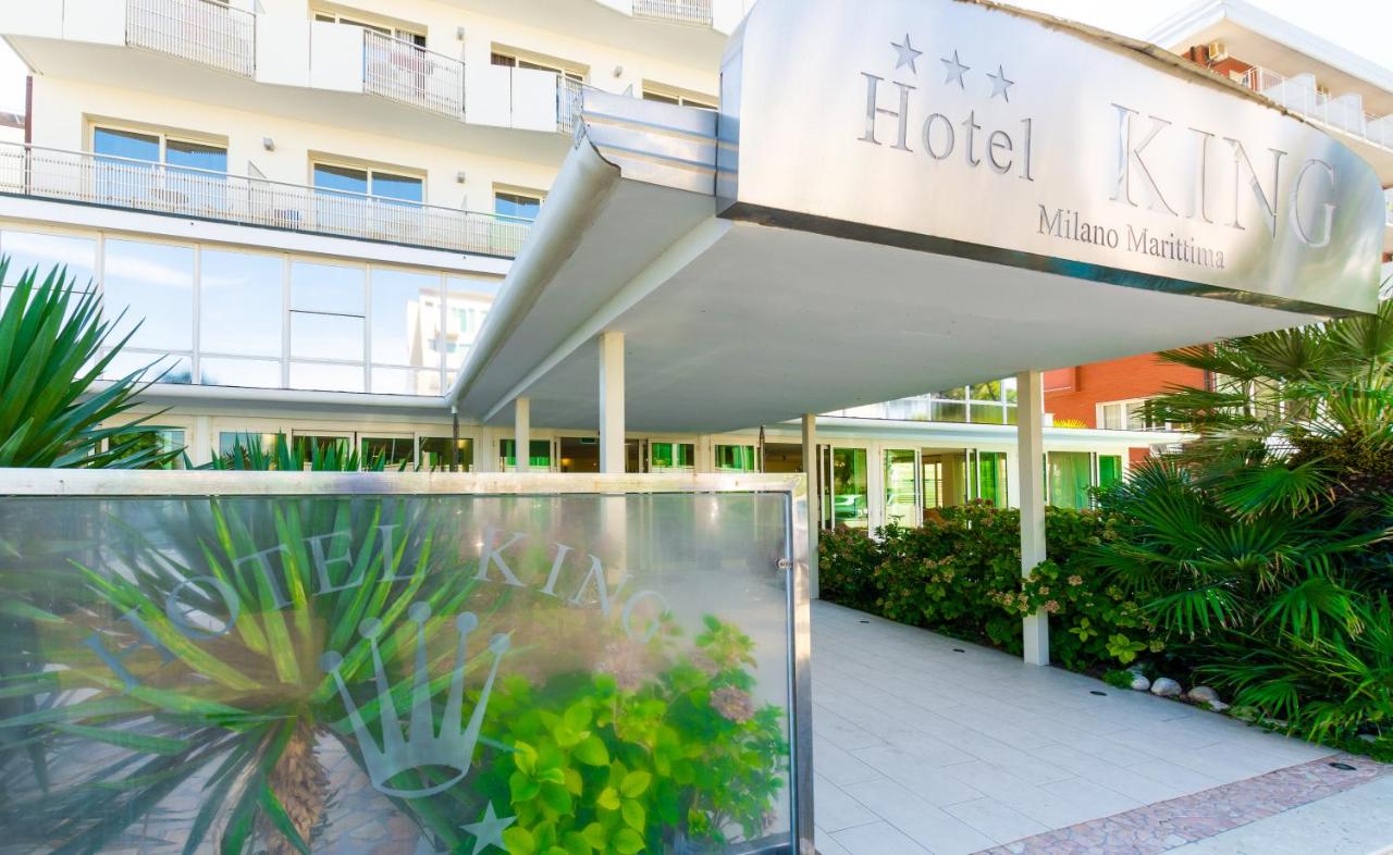 een gebouw met een bord van het hotel Lalevard bij Hotel King - Azzurro Club in Milano Marittima