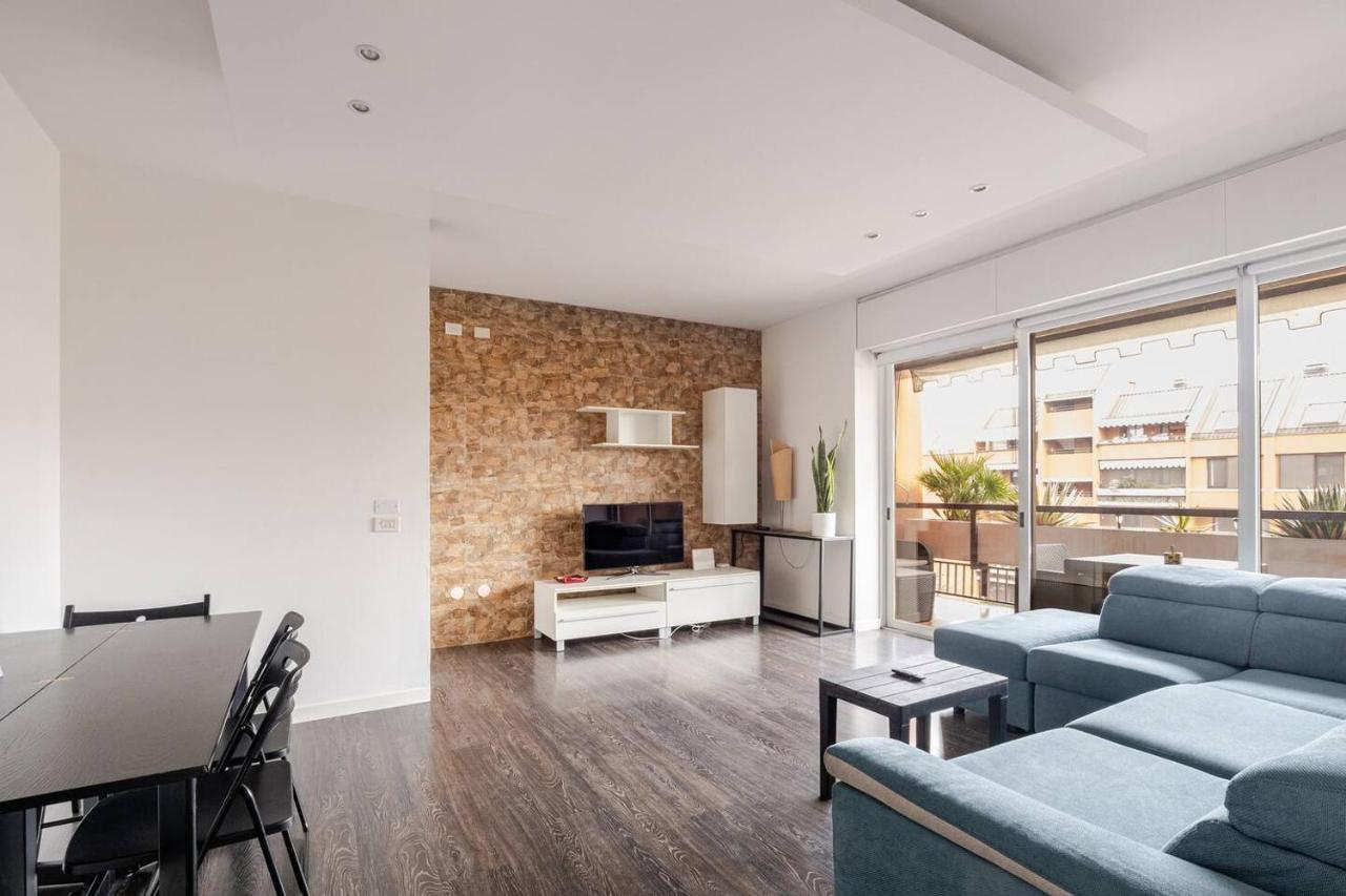 een woonkamer met een bank en een tafel bij Appartamento Milano 3 - Humanitas & Mediolanum in Basiglio