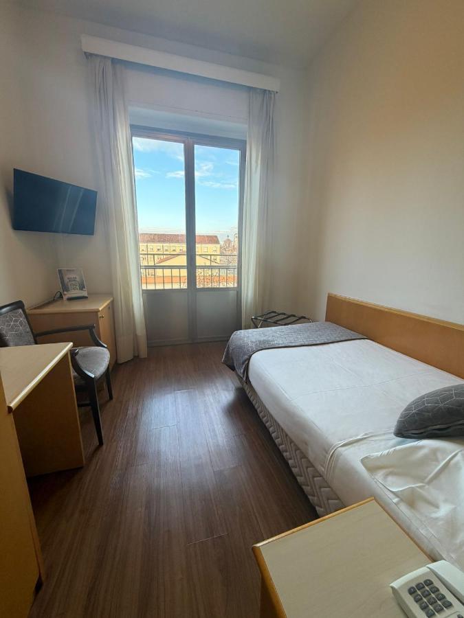 een hotelkamer met twee bedden en een groot raam bij Mokinba Hotels Sant'Ambroeus in Milaan