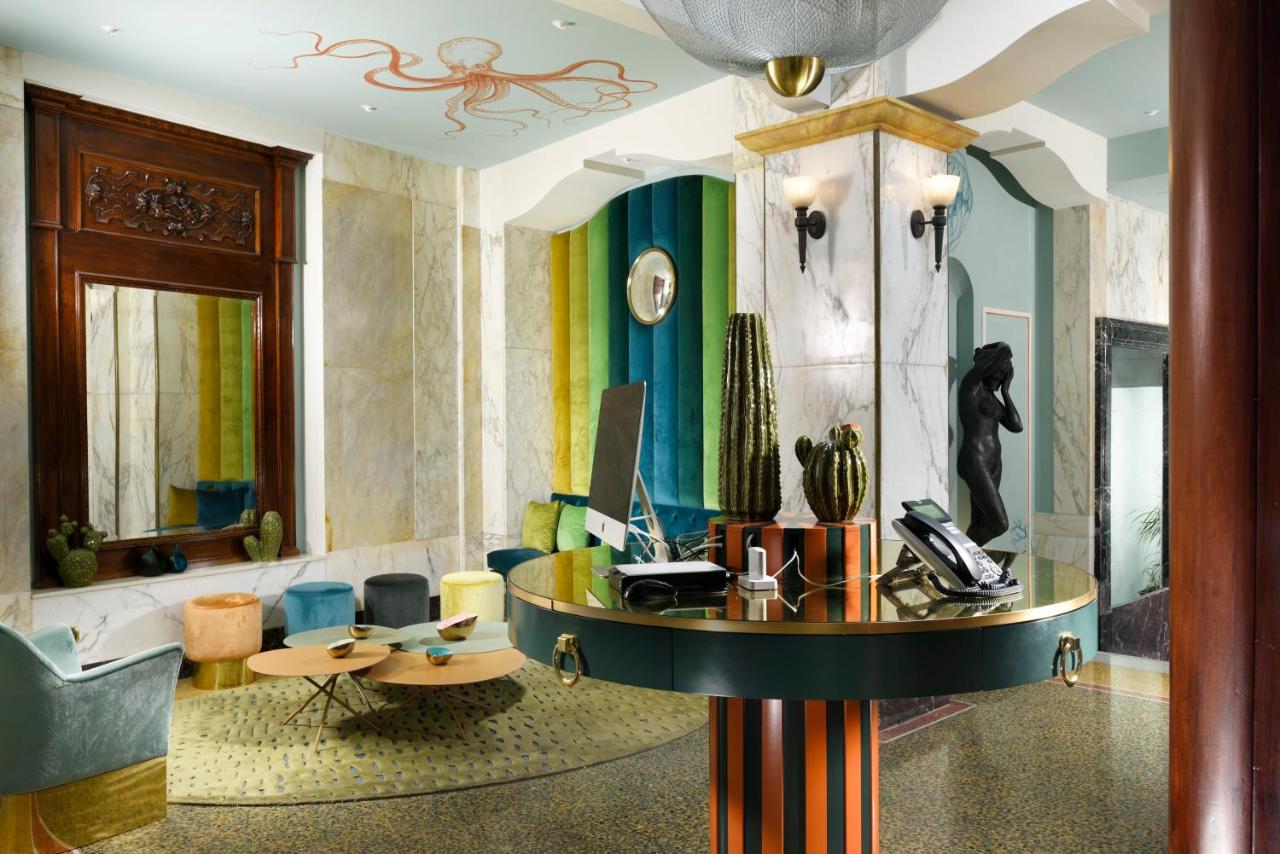 een woonkamer met een tafel waarop een computer staat bij Hotel Continental Genova in Genua