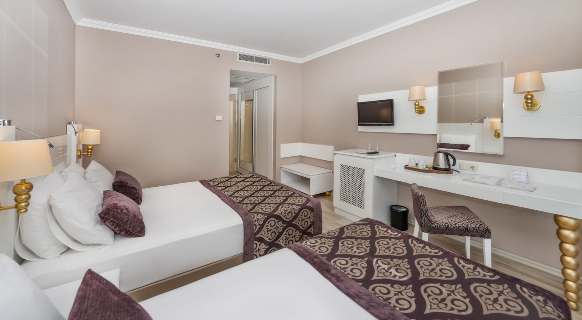 Serenis Hotel image 1