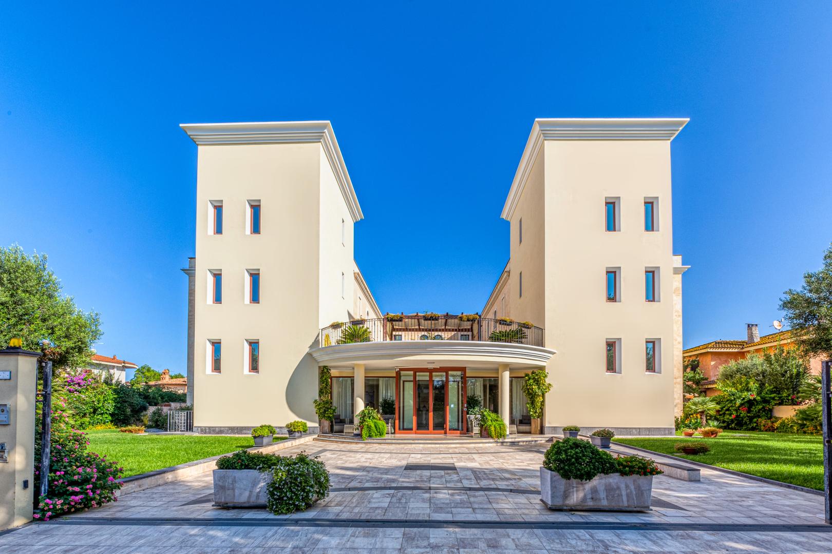 Mediterraans hotelgebouw — Le Torri