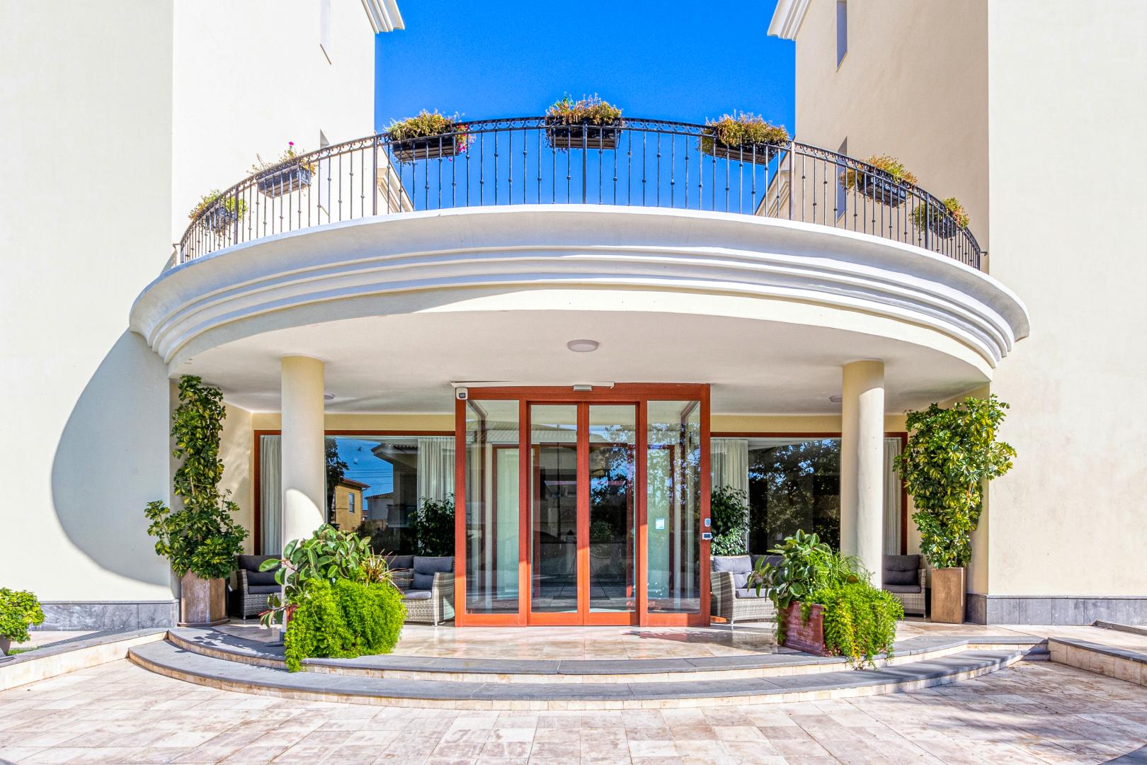 Hoofdingang van het hotel — Le Torri