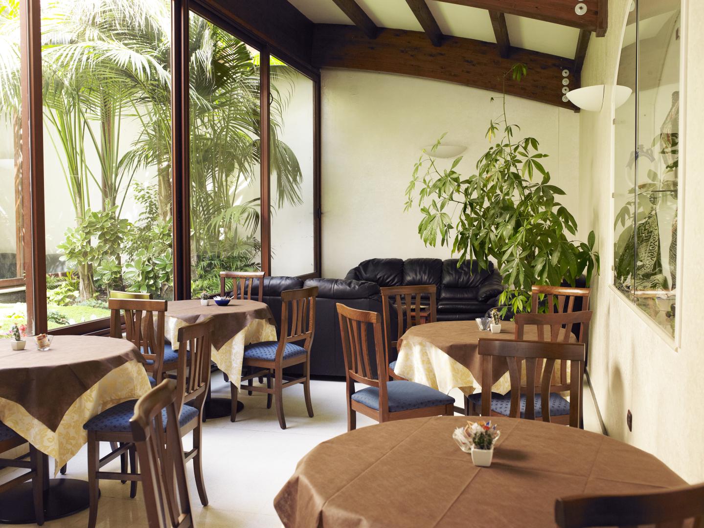 Restaurant met gedekte tafels — Le Torri