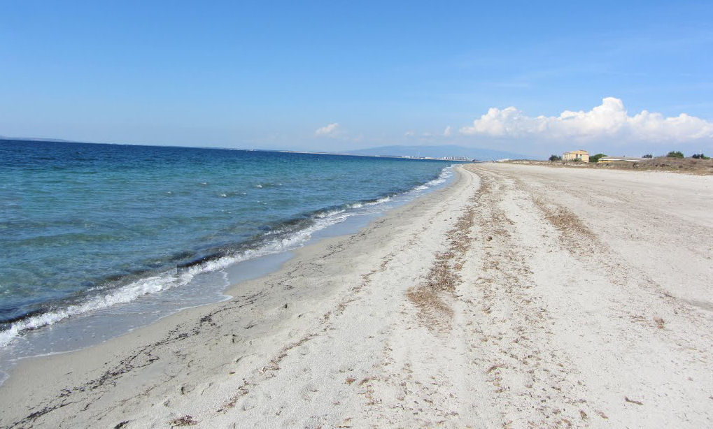 Wit zandstrand met turquoise water — Le Torri