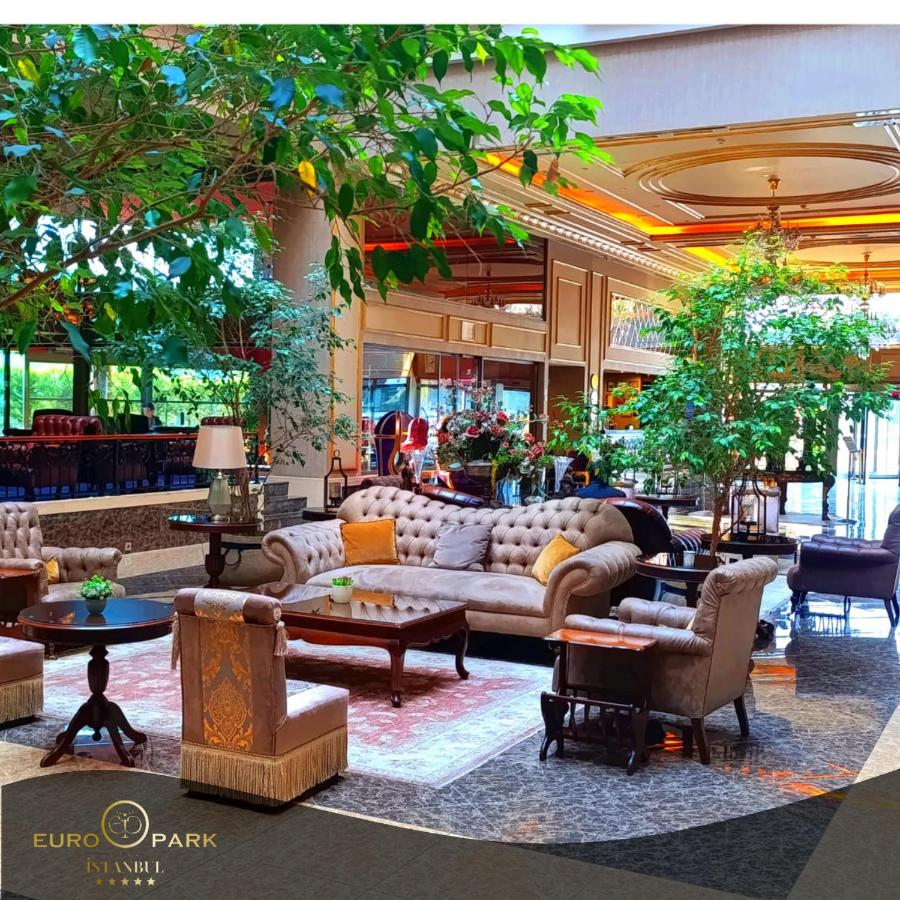 een lobby met banken en tafels in een gebouw bij Euro Park Otel in Istanbul