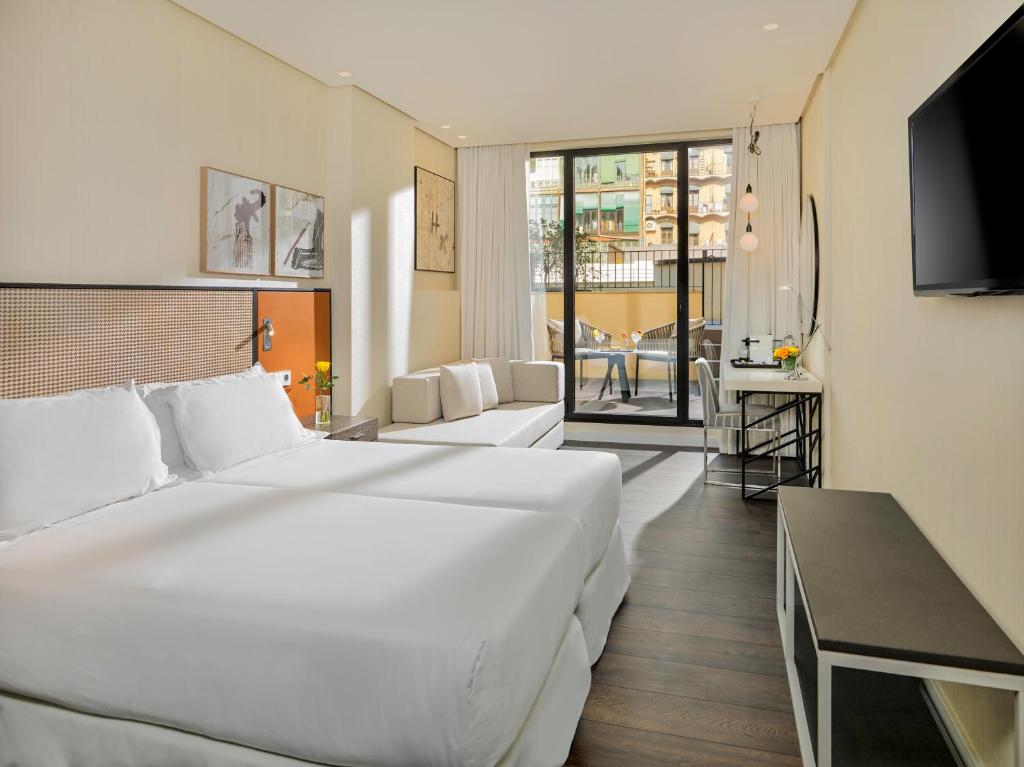 H10 Art Gallery image 2