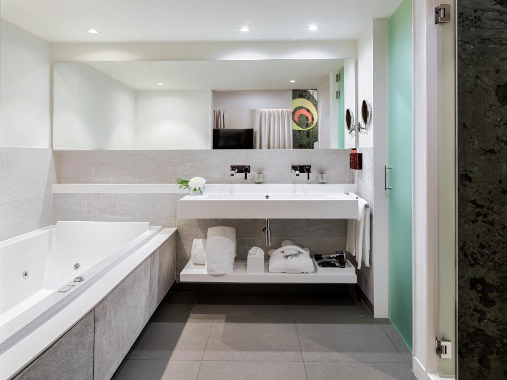 H10 Art Gallery image 3