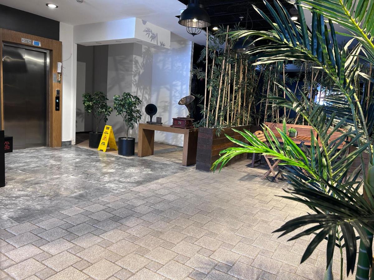 een lobby met potplanten in een gebouw bij Meydan Besiktas Hotel in Istanbul