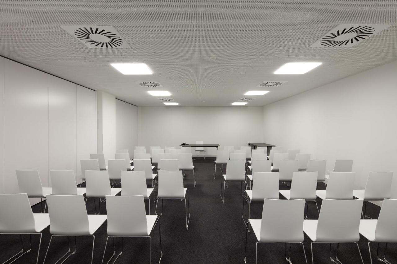 een lege kamer met witte stoelen en een witte muur bij Hotel 3K Europa in Lissabon