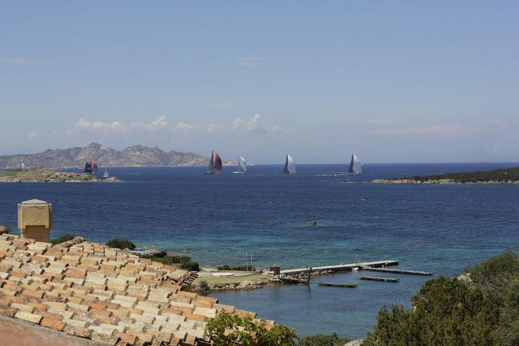 Privéstrand met parasols — Bagaglino I Giardini di Porto Cervo