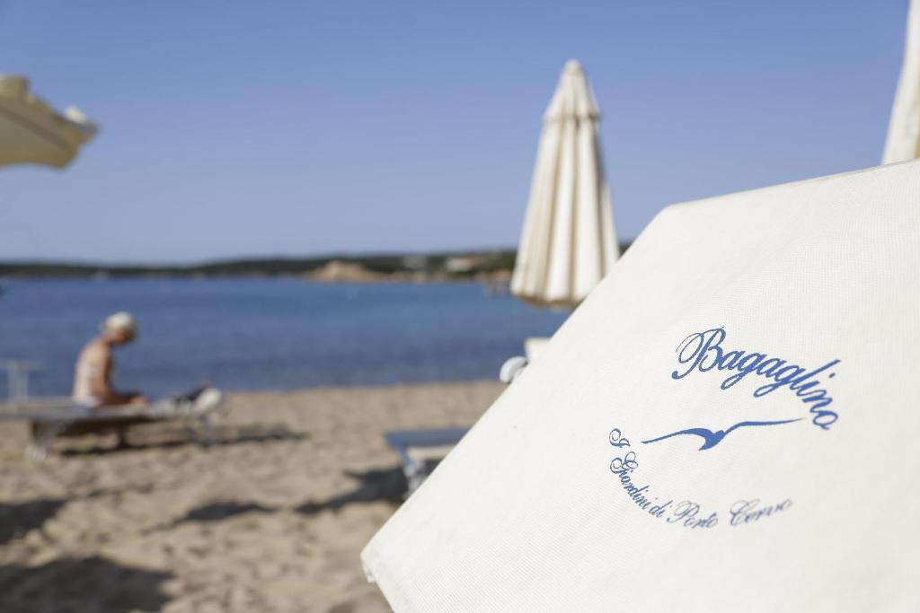 Privéstrand met parasols — Bagaglino I Giardini di Porto Cervo
