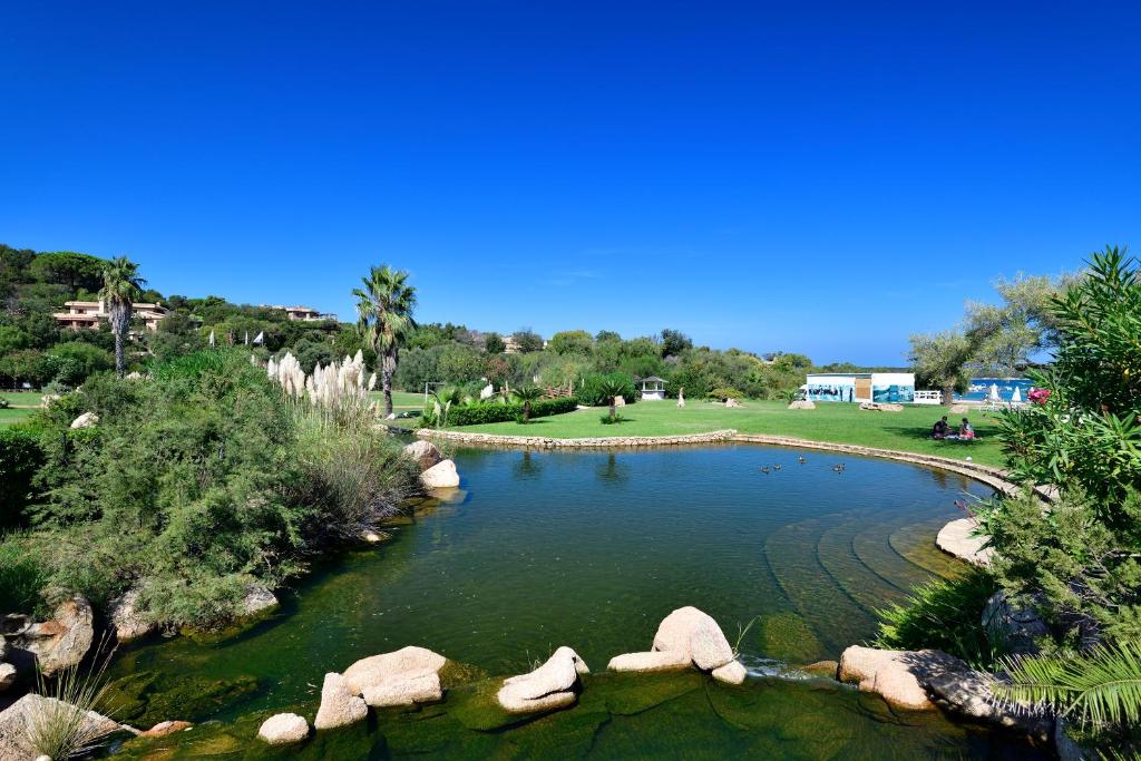 Tropische tuin met palmbomen — Bagaglino I Giardini di Porto Cervo