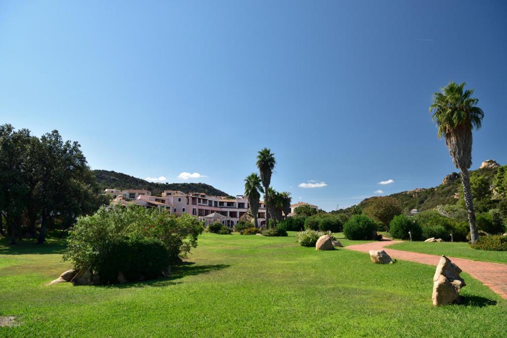 Tropische tuin met palmbomen — Bagaglino I Giardini di Porto Cervo