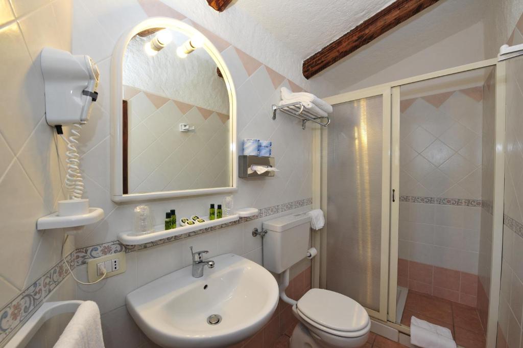 Badkamer met ligbad — Hotel L'Esagono