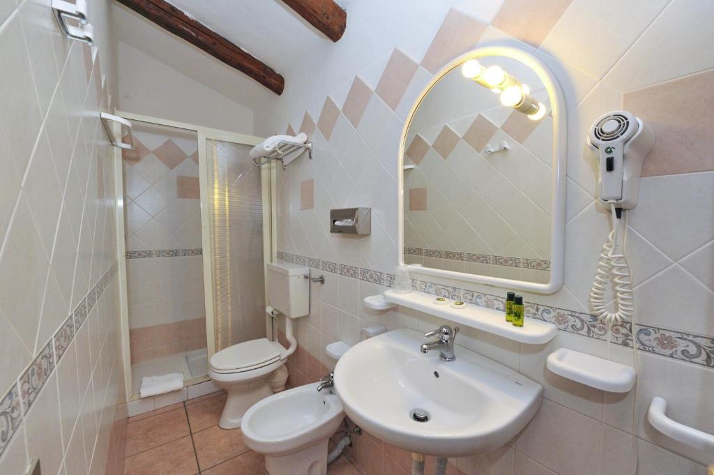 Badkamer met ligbad — Hotel L'Esagono