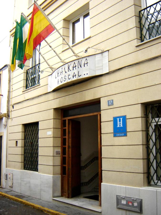 een gebouw met vlaggen aan de zijkant ervan bij Chaikana in El Puerto de Santa María +17 foto's