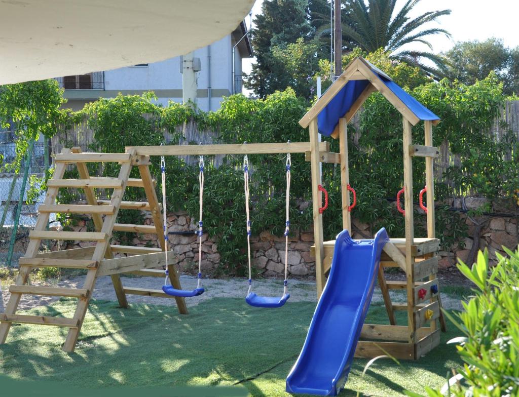 Zwembad omringd door palmbomen — Fior di Sardegna Resort