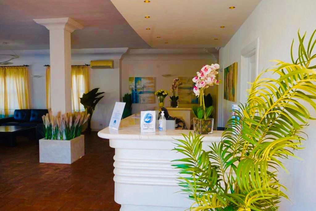 Lobby met receptie — Fior di Sardegna Resort