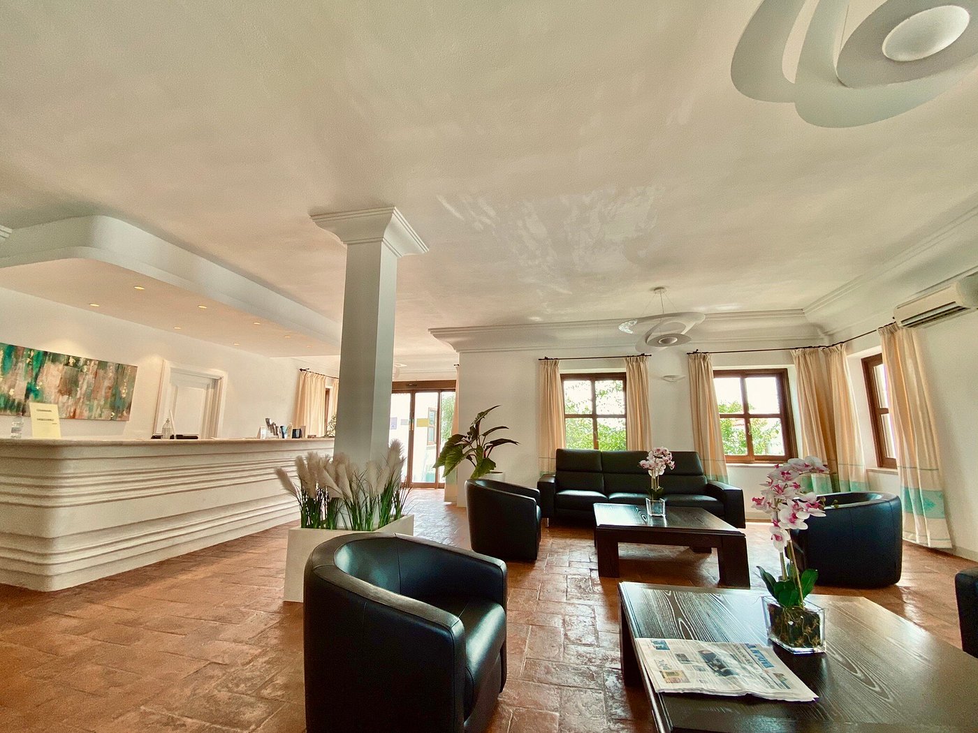 Lobby met receptie — Fior di Sardegna Resort
