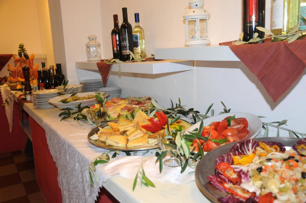 Buffet met diverse gerechten — Fior di Sardegna Resort