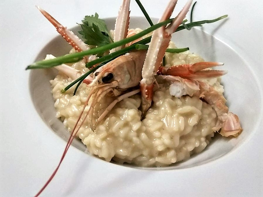 Buffet met diverse gerechten — Fior di Sardegna Resort