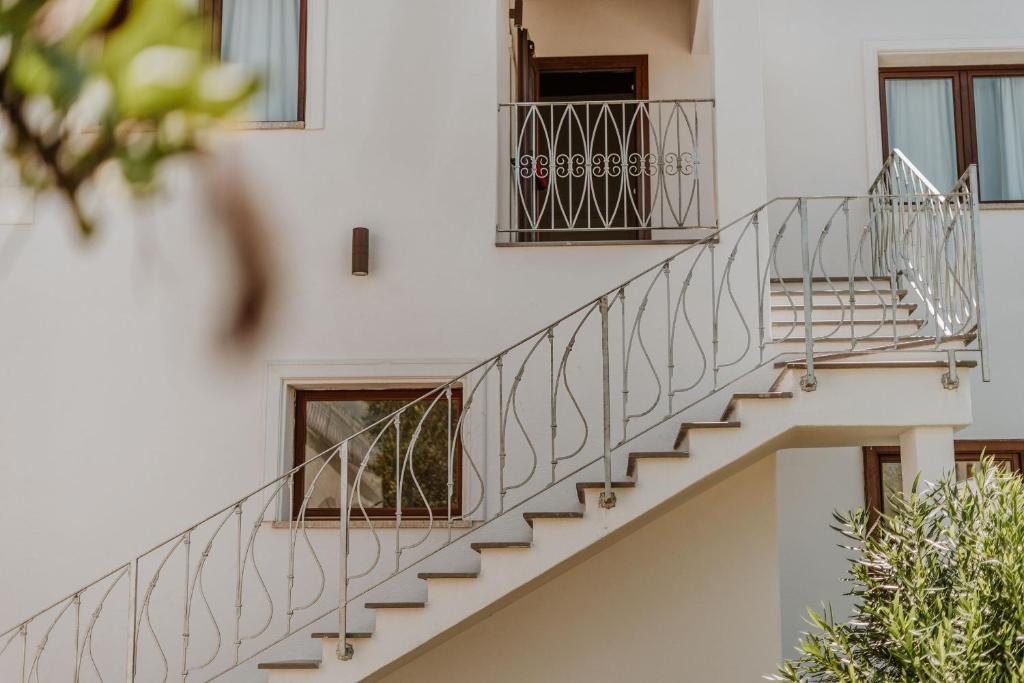 Mediterraans hotelgebouw — Fior di Sardegna Resort