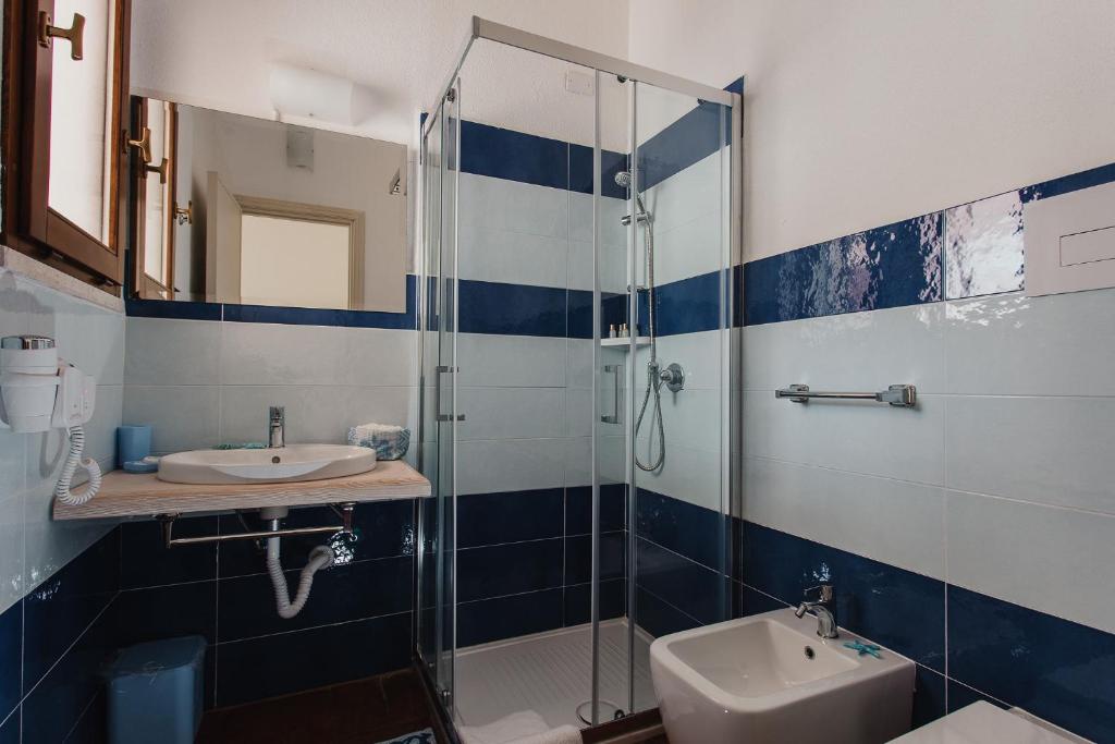 Badkamer met inloopdouche — Fior di Sardegna Resort