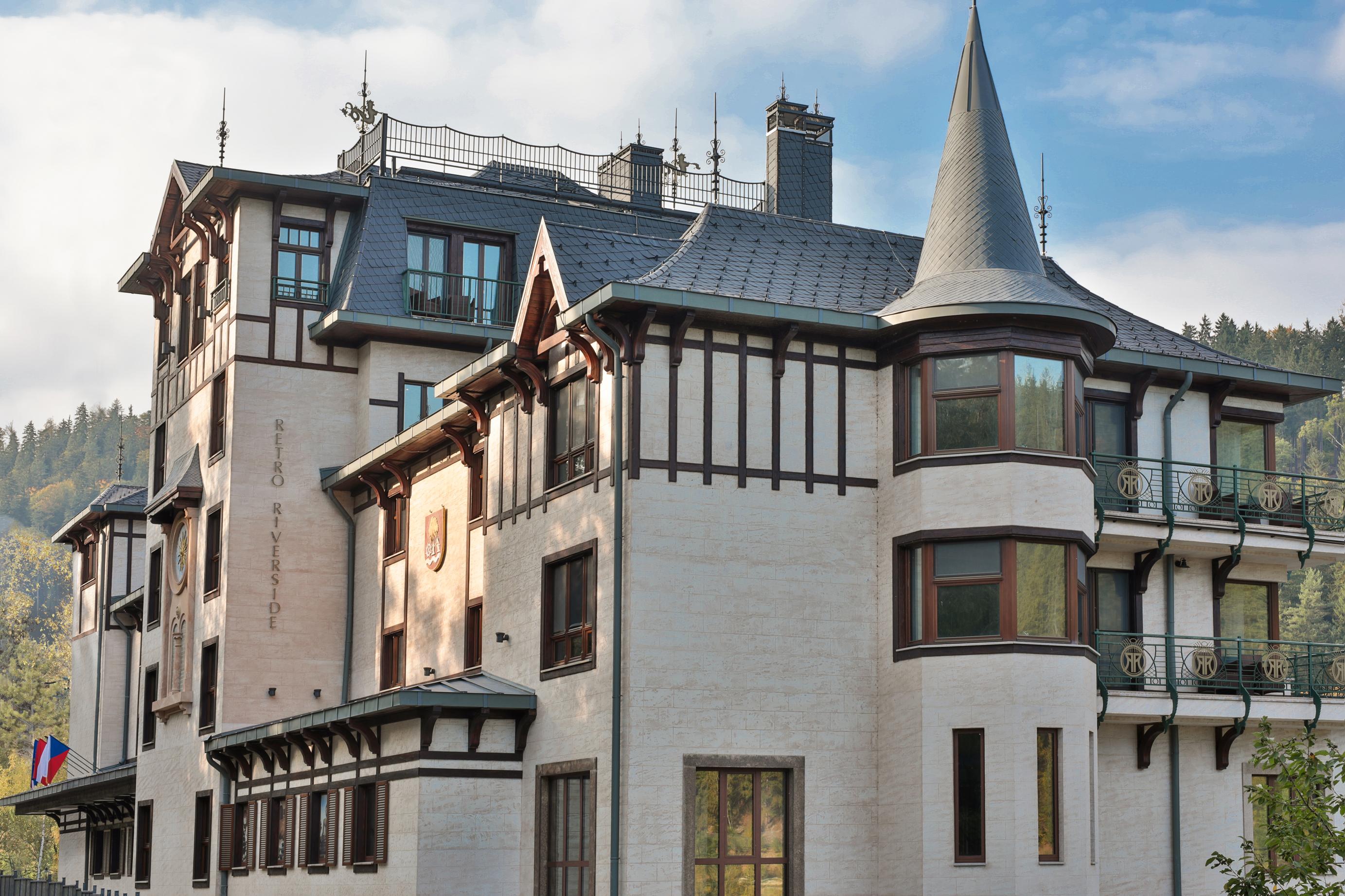 Retro Riverside Wellness Resort image 2