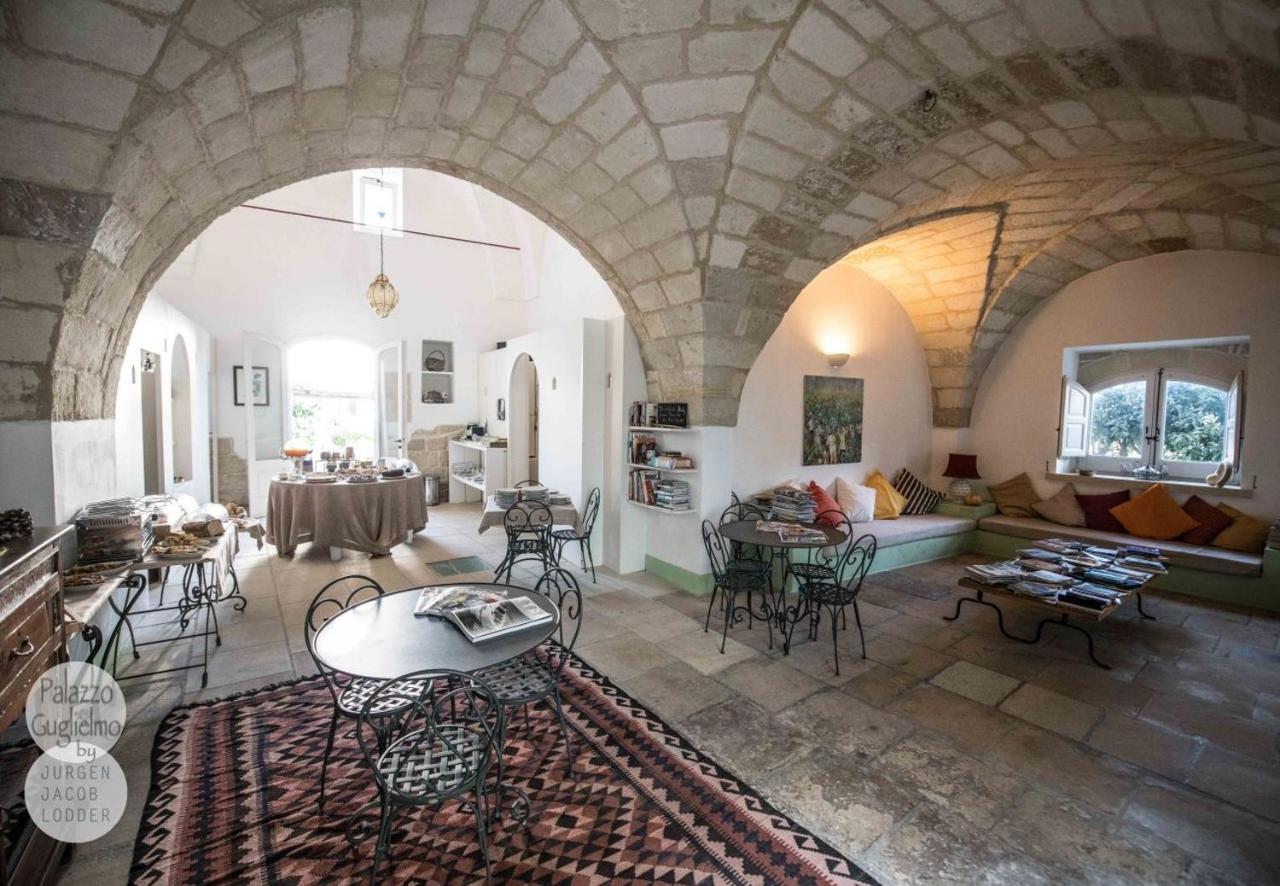 een grote woonkamer met een gewelfd plafond bij Palazzo Guglielmo in Vignacastrisi +31 foto's