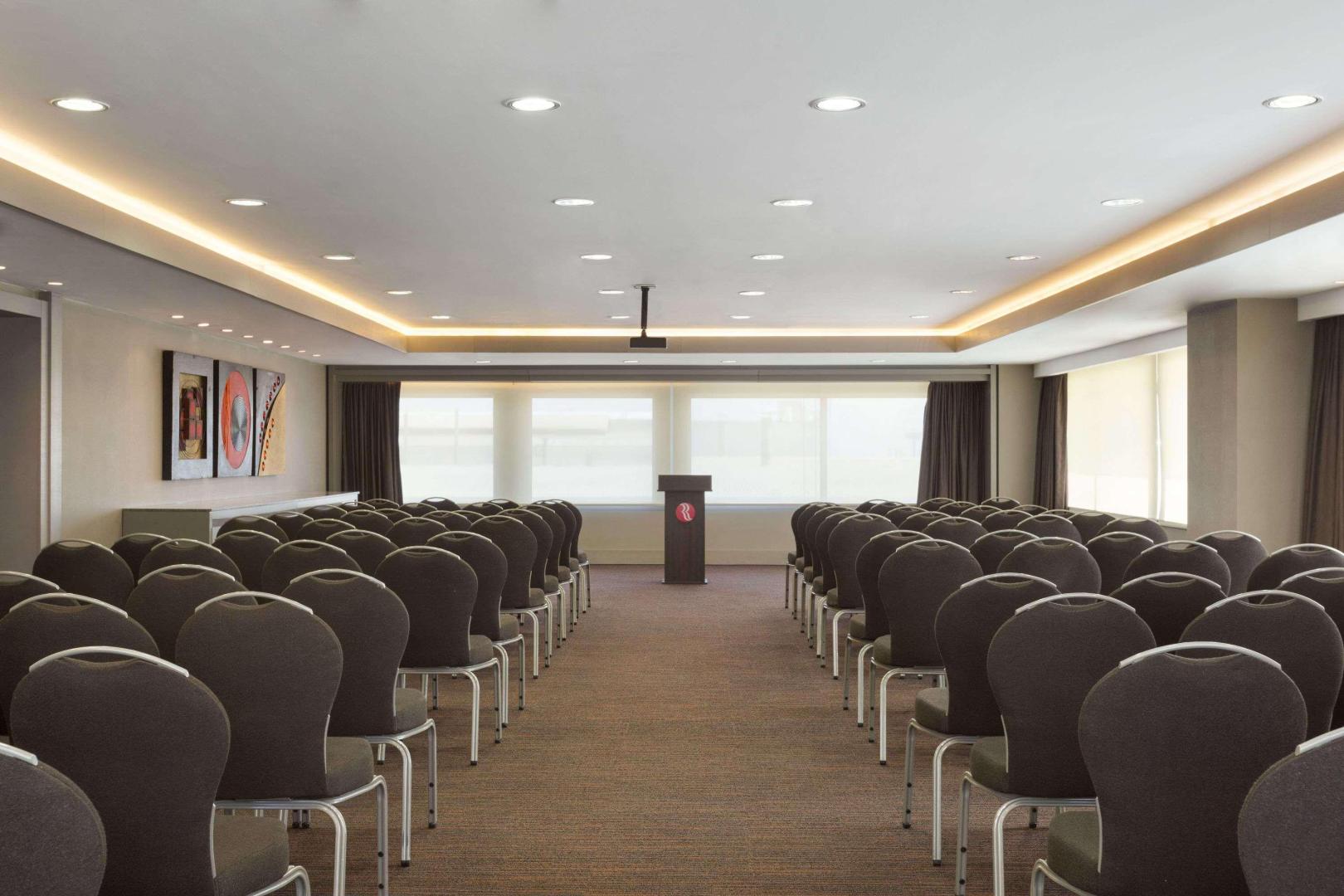 Ramada Hotel & Suites by Wyndham Izmir Kemalpasa foto 15