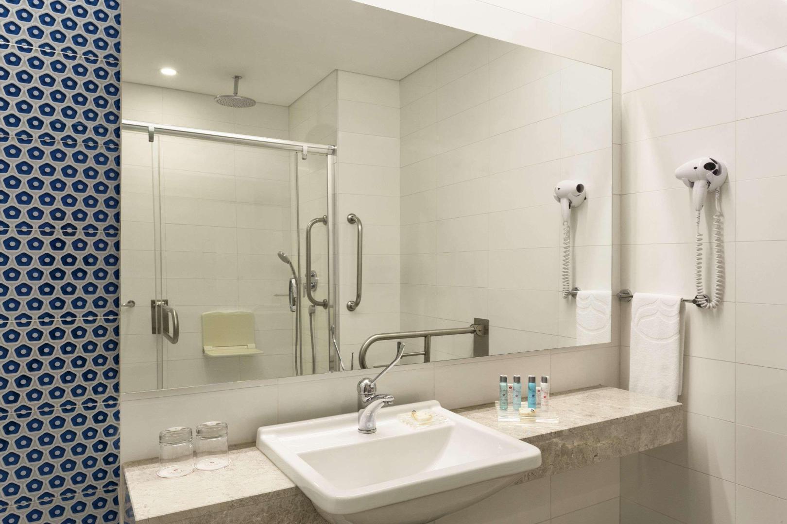 Ramada Hotel & Suites by Wyndham Izmir Kemalpasa image 1