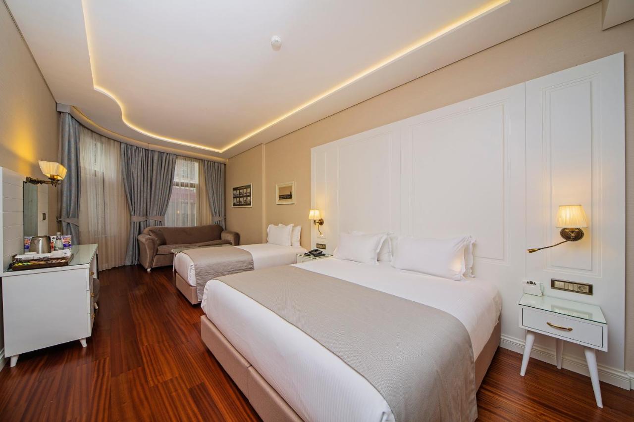 een hotelkamer met twee bedden en een bank bij Ada Karakoy Hotel - Special Category in Istanbul