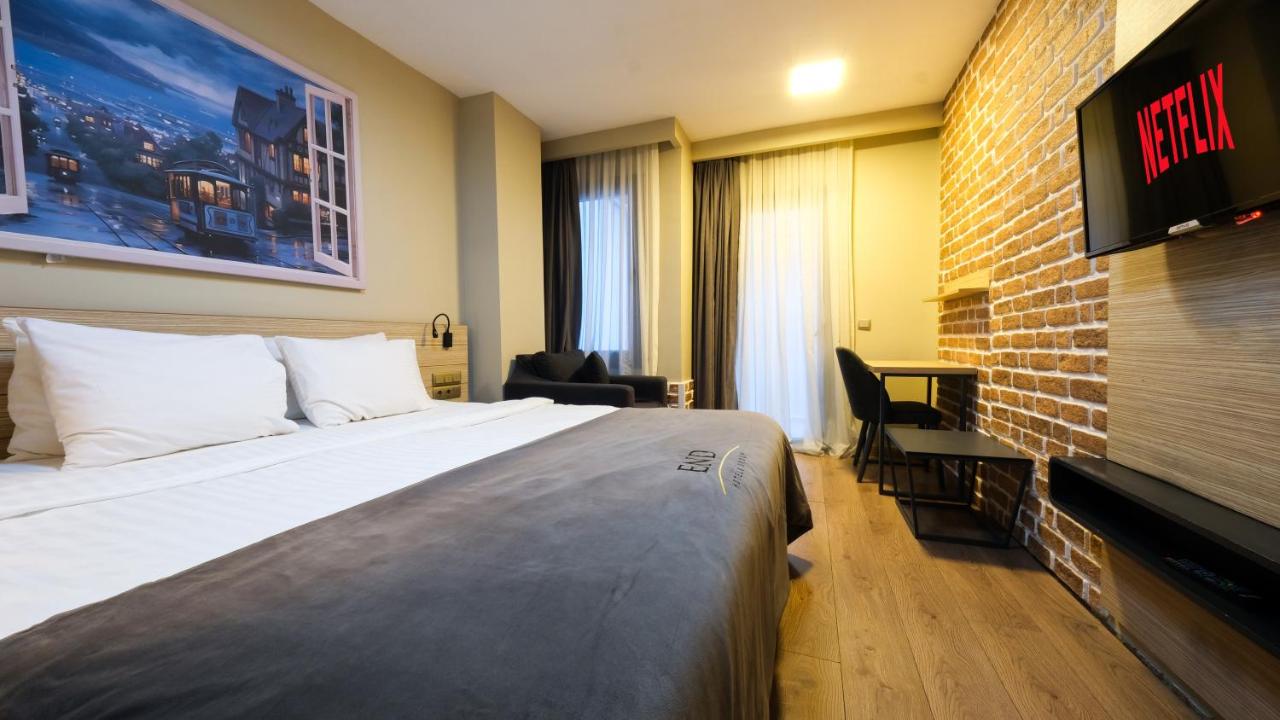 een hotelkamer met een bed en een flatscreen-tv bij Endless Comfort Hotel Taksim in Istanbul