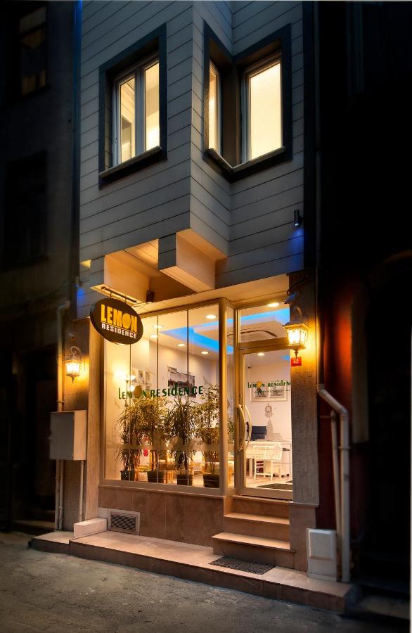 een winkelpui van een gebouw met een uithangbord bij Lemon Residence in Istanbul