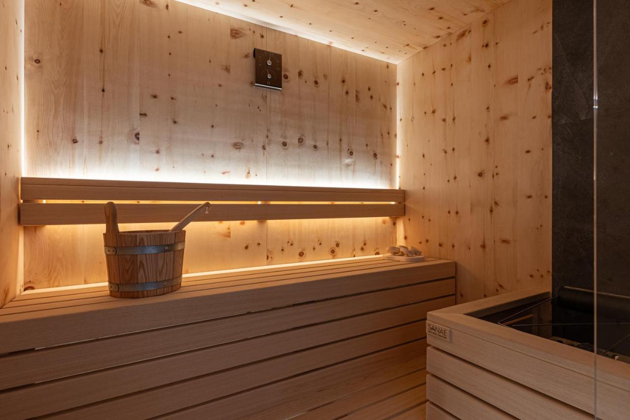 een houten sauna met een emmer erin bij Hotel alle Rose Family inspired garden and SPA in Cavedago