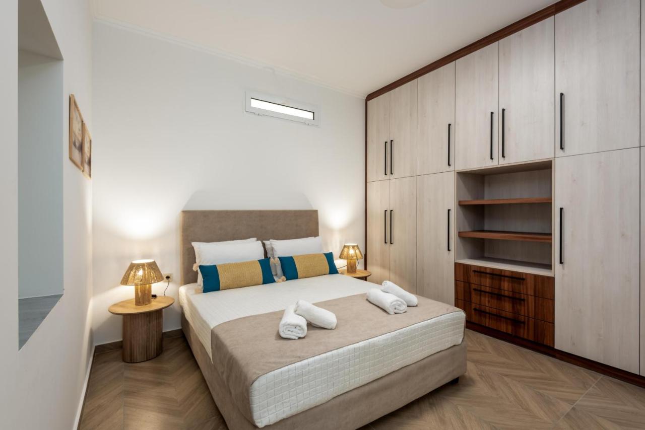 een slaapkamer met een groot bed en twee handdoeken bij Marilianas Apartment in Plataniás