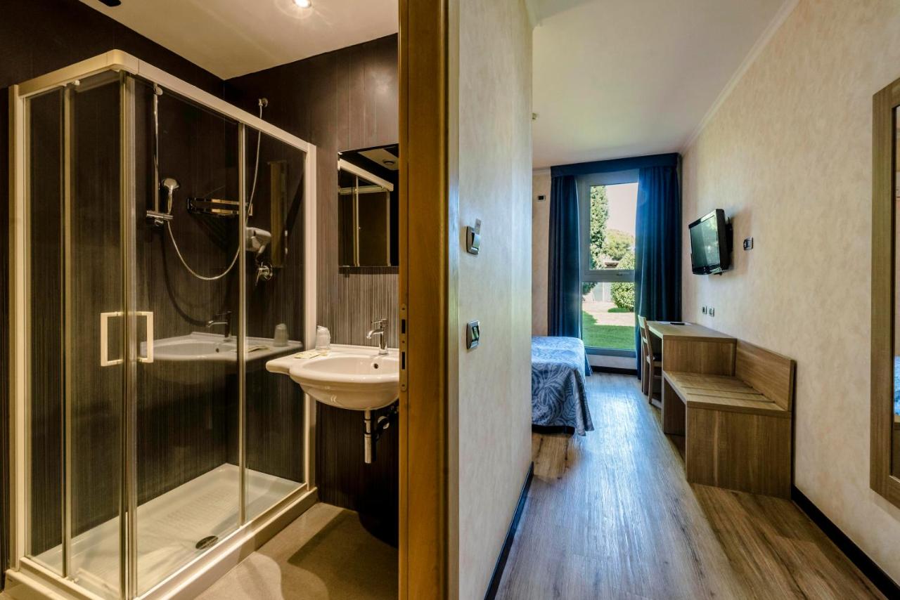 een badkamer met een douche en een wastafel bij Hotel Roma Sud in Frascati