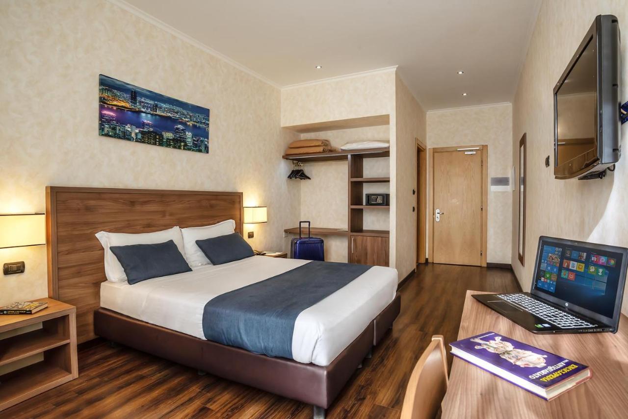 een slaapkamer met een bed en een bureau met een laptop bij Hotel Roma Sud in Frascati