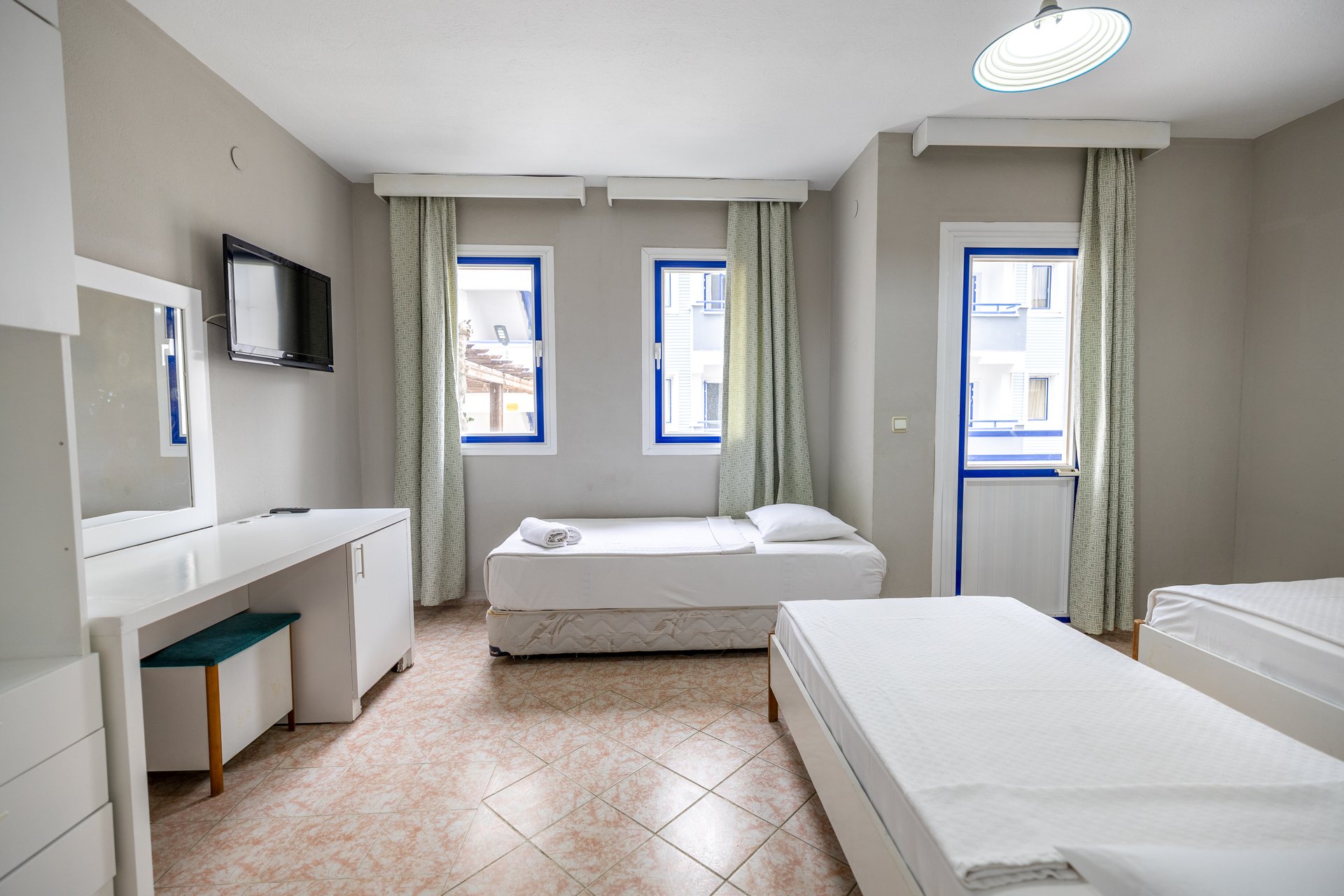 Sunpoint Family Hotel image 3