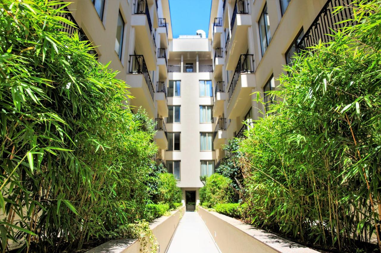 een steegje tussen twee appartementengebouwen met bomen bij Grand Aras Hotel & Suites in Istanbul