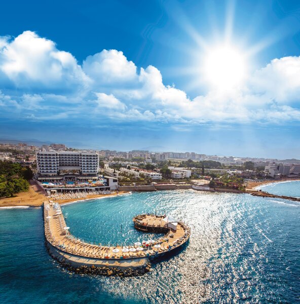 Azura Deluxe Resort & Spa Hotel image 2