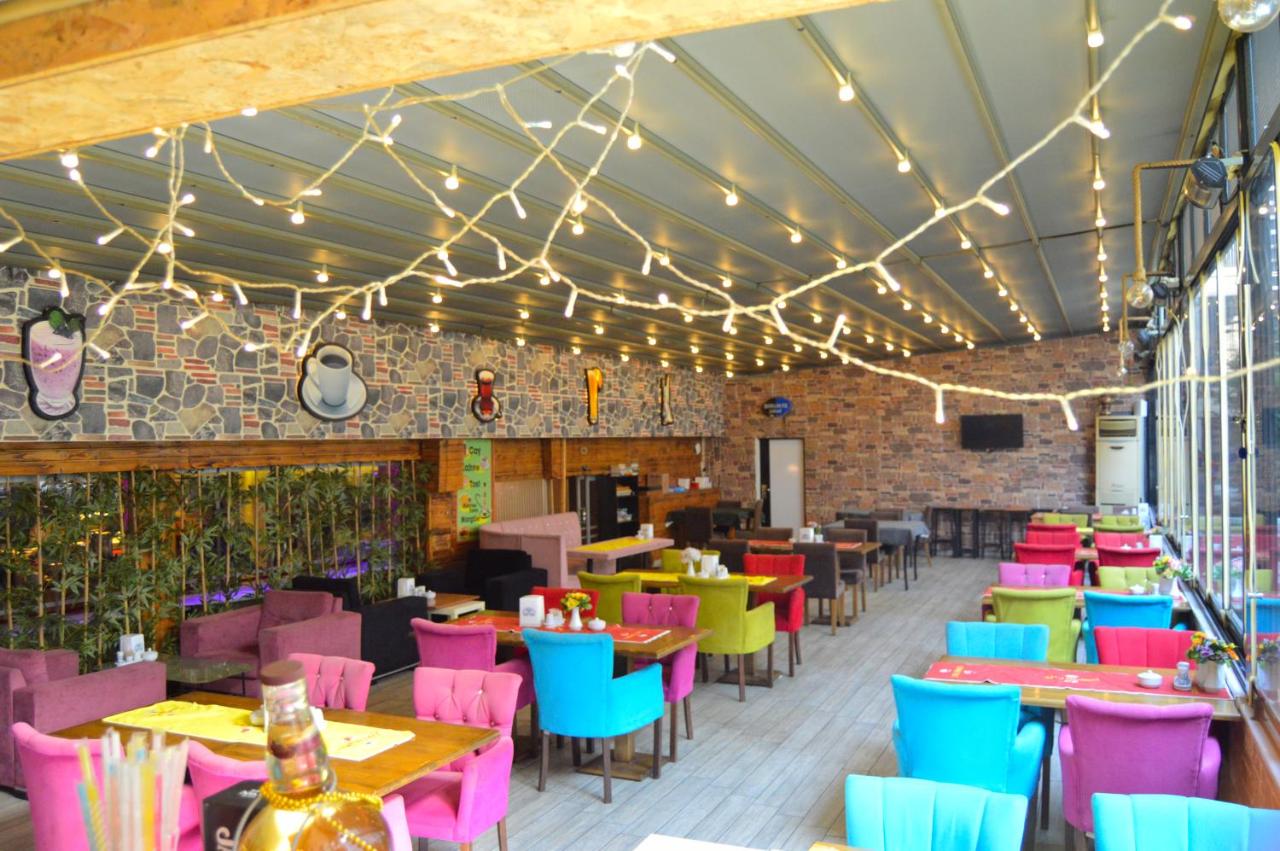een restaurant met kleurrijke tafels en stoelen en verlichting bij Comfort Downtown Istanbul Hotel in Istanbul