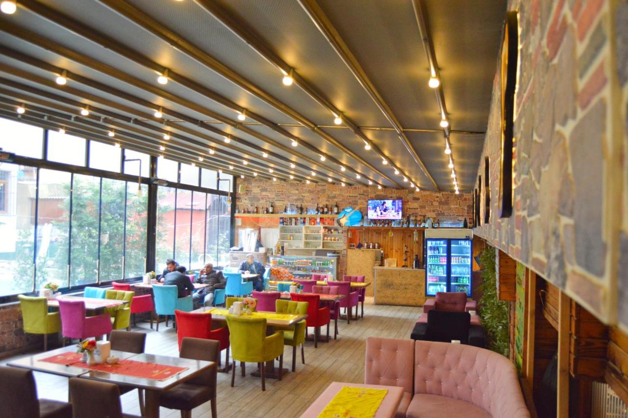 een restaurant met tafels en stoelen en mensen die aan tafels zitten bij Comfort Downtown Istanbul Hotel in Istanbul